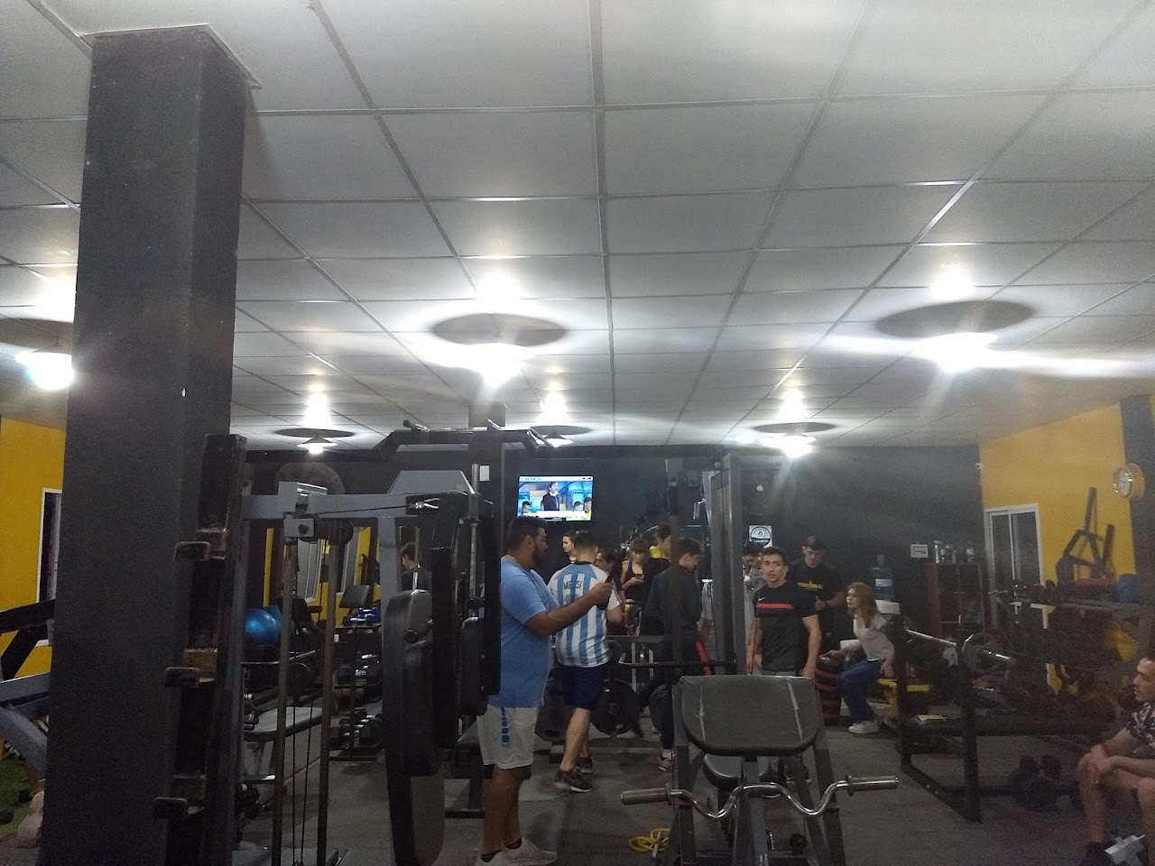 Alumnos entrenando en el sector de musculación