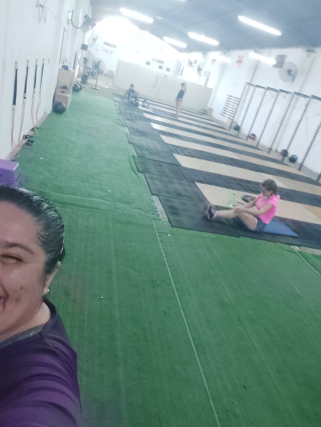 Alumnos entrenando en el sector de piso de goma